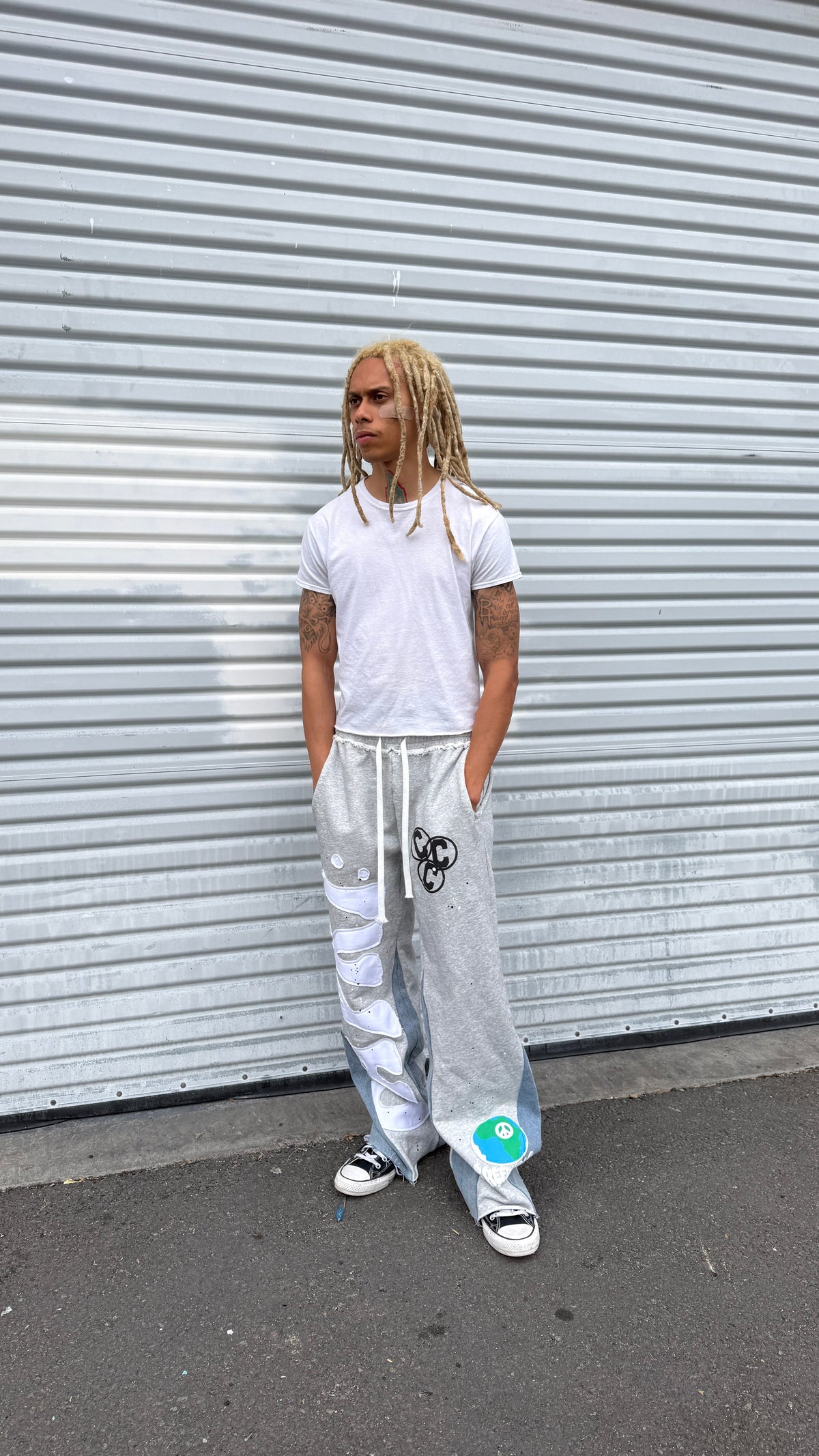 DENIM FLARED SWEATS., image 6 of 6