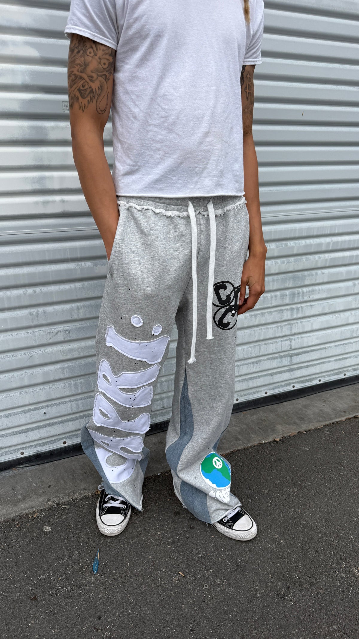 DENIM FLARED SWEATS., image 3 of 6